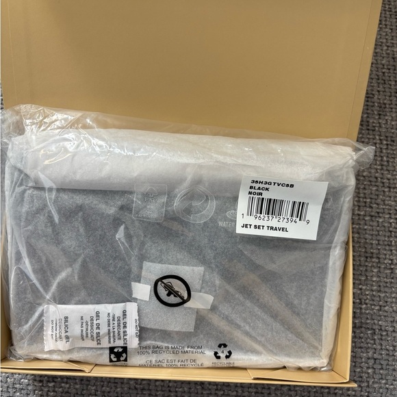 Brand New Michael Kors Crossbody Bag – Chic & Timeless! - Picture 5 of 8